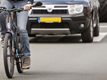 Jeffrie Janssen geeft wielrenners een gedragscursus voor op de weg