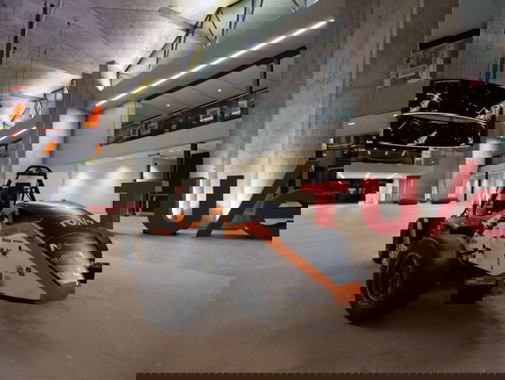 Studenten van de TU Eindhoven racen met een zelfrijdend auto'tje op het F1 circuit van Barcelona