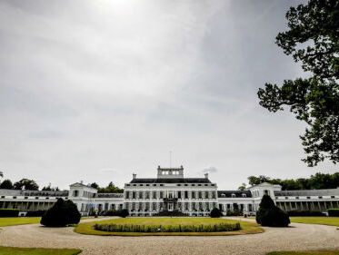 Kijken naar de Oranjes op Paleis Soestdijk