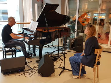 Cor Bakker en Noortje Herlaar live met 'Summer me, winter me'