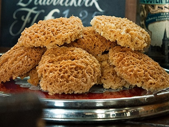 Boterdrabbelkoek uit Sneek, koek met een verhaal!