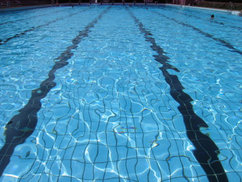 Marc de Hond speelt voorstelling in zwembad