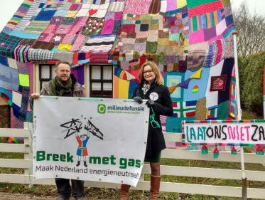 Gronings huisje ingepakt in breiwerk