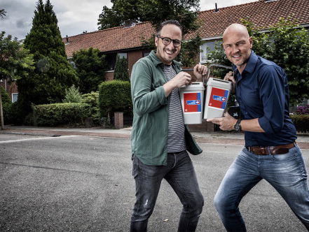 Bert babbelt met de buren die heeeeeeel ver weg zitten