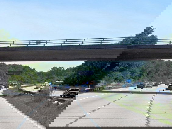 Plaspauze langs de snelweg? Vergeet je kind niet!