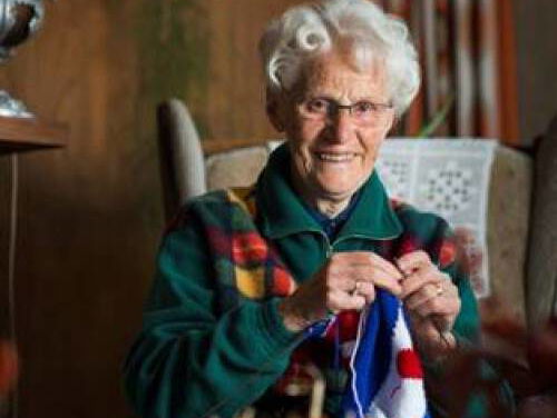 Ruurdtje de Vries breit voor de Nierstichting