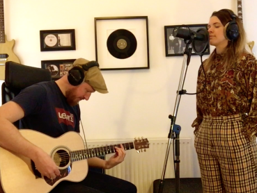 Kat Eaton speelt geen De MAX! kantoorsessie, maar wel vanuit haar woonkamer.