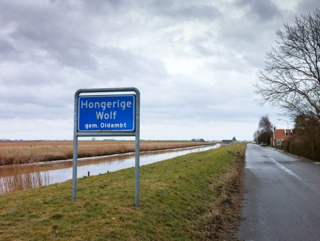 Locoburgemeester Ricky van den Aker van Oldambt met Liefs uit Hongerige Wolf