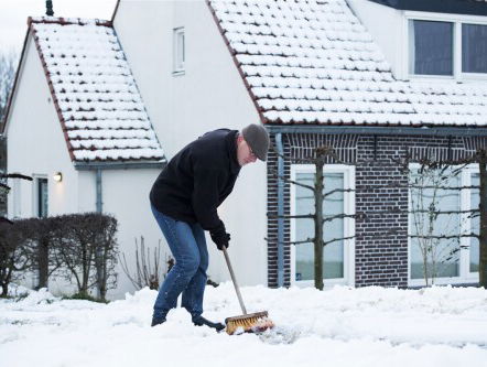 Moet je je stoep vegen met dit weer? MAX-ombudsman Rogier de Haan heeft antwoord