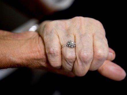 Koos weet precies waar zijn vrouw met dementie gelukkig van wordt