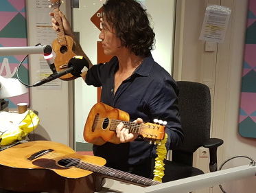 Erwin van Ligten speelt live op een speelgoed-joekelille