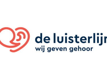 Carla Hofland, vrijwilligster bij de Luisterlijn las, een gedichtje voor