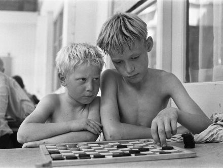 De moeder van Roel Boomstra breit zich suf tijdens wedstrijd, Wim Koopman vertelt meer