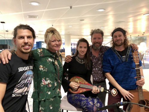 De band My Baby speelt in Club de MAX hun nieuwe single ''In the Club''