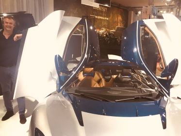 Joris zoekt een kerstcadeau op de miljonairsfair