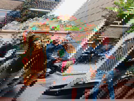 Bert krijgt een verrassing voor zijn 50e verjaardag