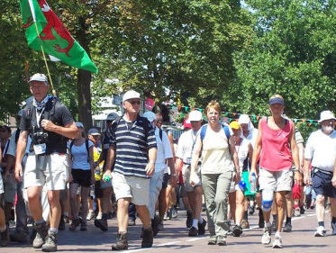 Corine van Dijk loopt en verslaat de Vierdaagse