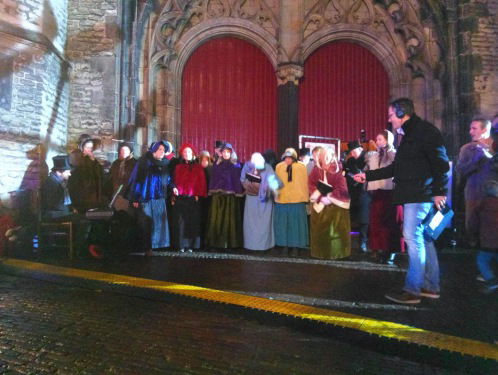 musicalgezelschap Otis uit Leiden zingt voor de kerk