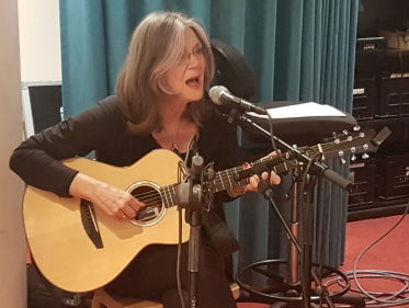 Lenny Kuhr speelt live 'Zo ver van hier'