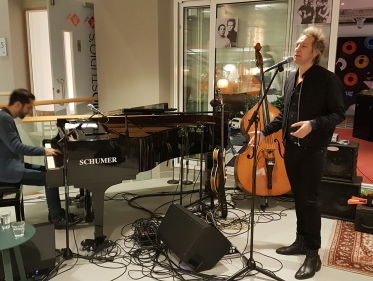 Sven Ratzke zingt live Laat me