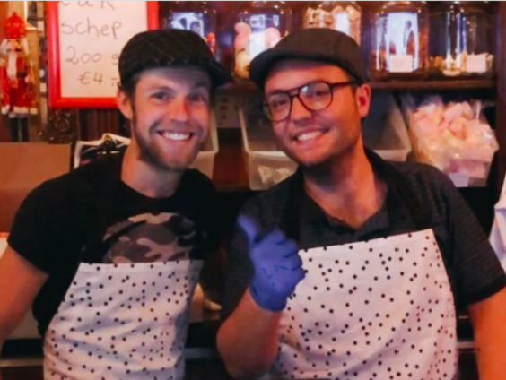 Kevin en Jesse Koeman hebben hun bruincafe omgetoverd tot snoepwinkel!