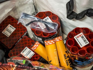 Joris Kreugel in de vuurwerkwinkel