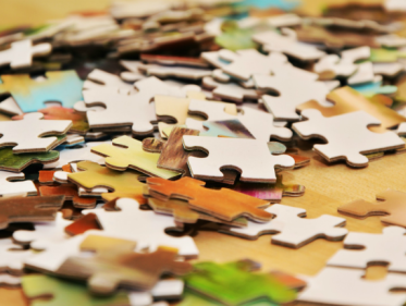 Kees Molenaar legt puzzel van 40.000 stukjes