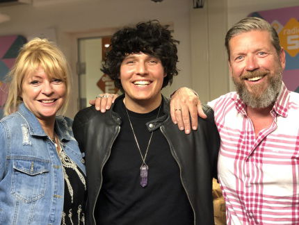 Opkomend super talent Marnix Emanuel is te gast in De MAX!