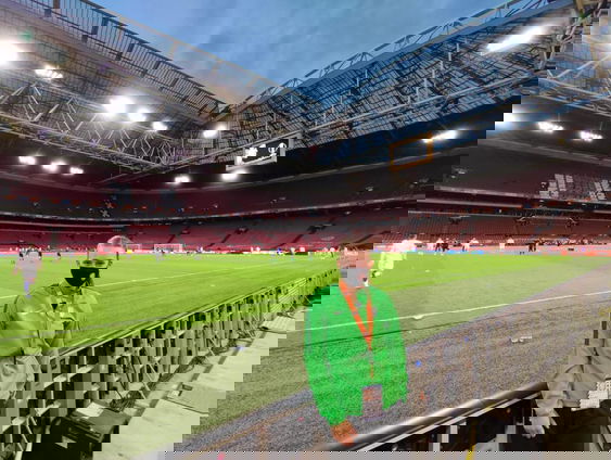 Het is voor ballenmeisje Merel verboden om te juichen