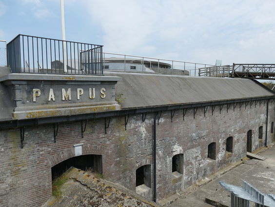 Historische zeilschepen liggen voor Pampus