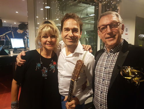 Alderliefste verrast Henk en Manuëla met optreden