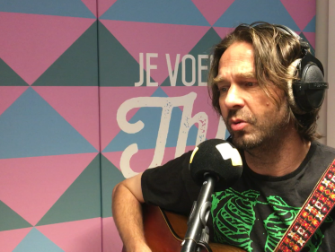 Roel C. Verburg doet live op zender een soundcheck