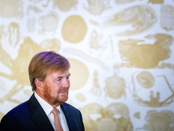 Republikeinen kruisen de degens met de monarchie