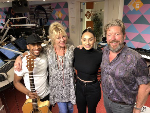 Kimberly heeft een nieuwe single! En ze speelde klassiekers bij ons in de studio.