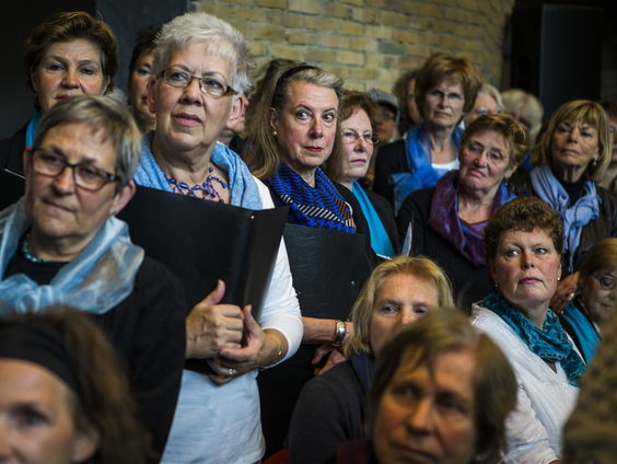 Operakoor stopt en houdt velen kostuums over.