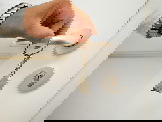 Vast op het dak zonder huissleutels