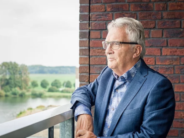 Arie van der Veer sluit de dag af in Thuis op 5