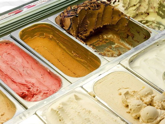 In het zweet voor een ijsje. IJscoman Giorgio Ferrari is druk