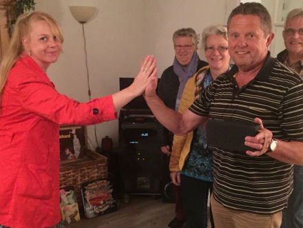 Astrid maakt heel Beneden-Leeuwen wakker om een DAB+ radio weg te geven