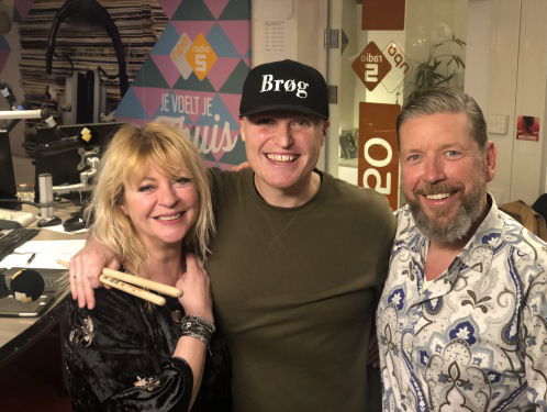 Jonas Brøg speelt zijn debuut single live, maar is lang geen onbekende in de muziekwereld