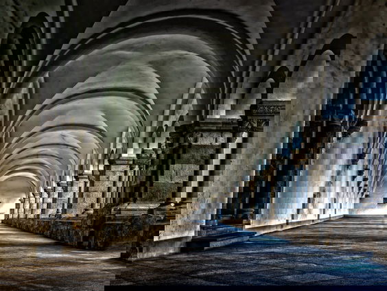 Kloosterzusters zetten huisraad te koop