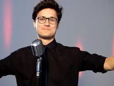 Kan Dennis van Aarssen behalve zingen ook goed presenteren..?