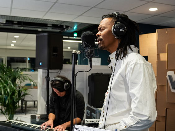 Wat is de betekenis van Jeangu Macrooy's Birth of a new age?