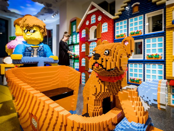 Een spijkerbroek van plastic blokjes??