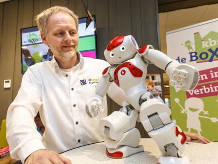 Onderwijsrobot Eddy helpt mee op Zwolse basisschool
