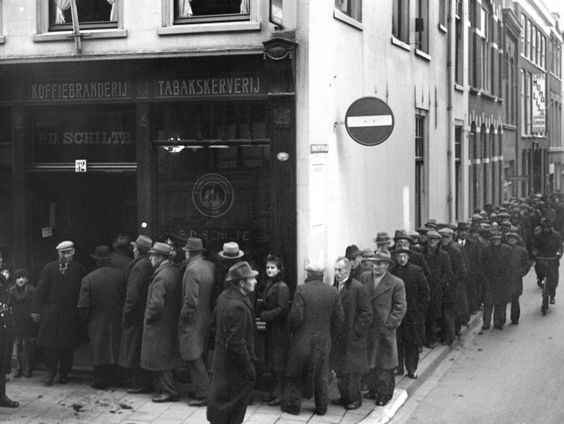 Van Nu Naar Toen: Stonden we vroeger ook in de rij voor de uitverkoop?