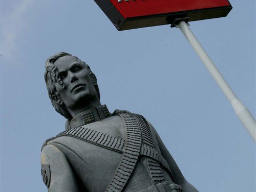 Tien meter hoge Michael Jackson beeld is weggehaald!