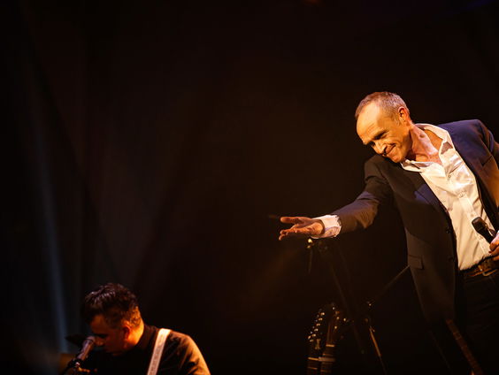 'Zing, Vecht, Huil, Bid, Lach, Werk en Bewonder' voor een luisteraar