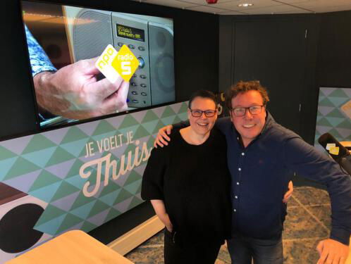 'Schrikkeljarige' Leonie stapt in de studio in de Evergreenbus