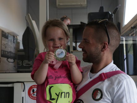 Lynn van 3 jaar loopt naar boven met haar oma Esther